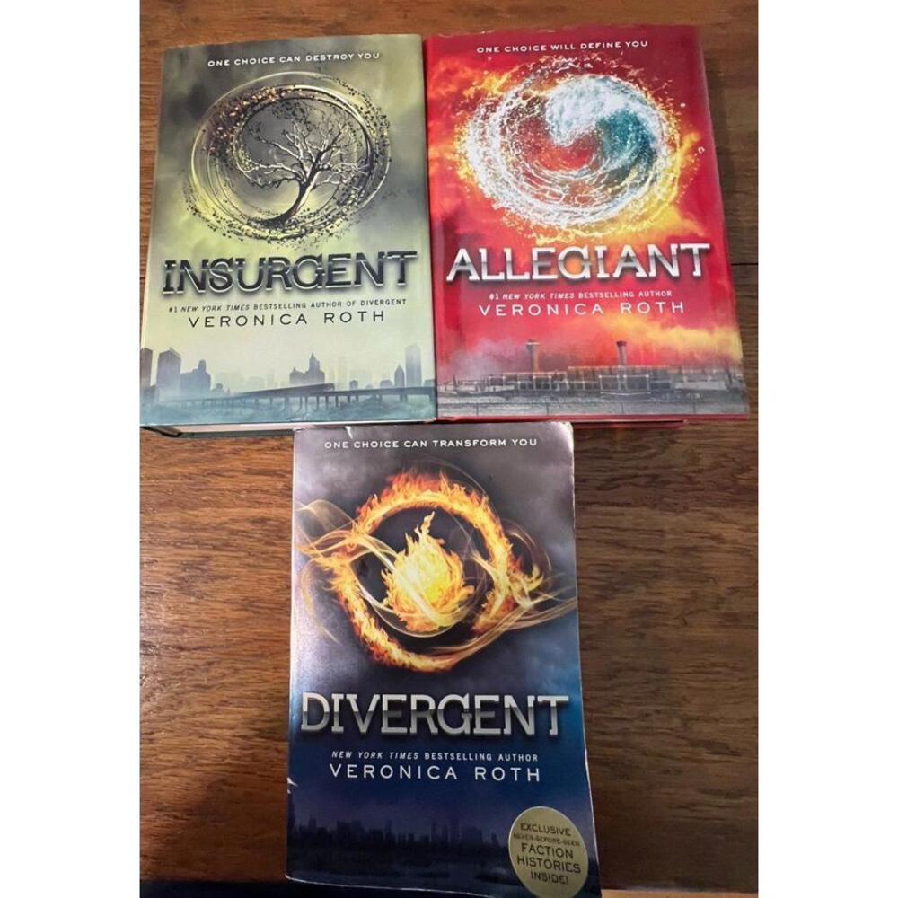 Divergent Series by Veronica Roth 1‎ Paperback and 2 Hardbacks